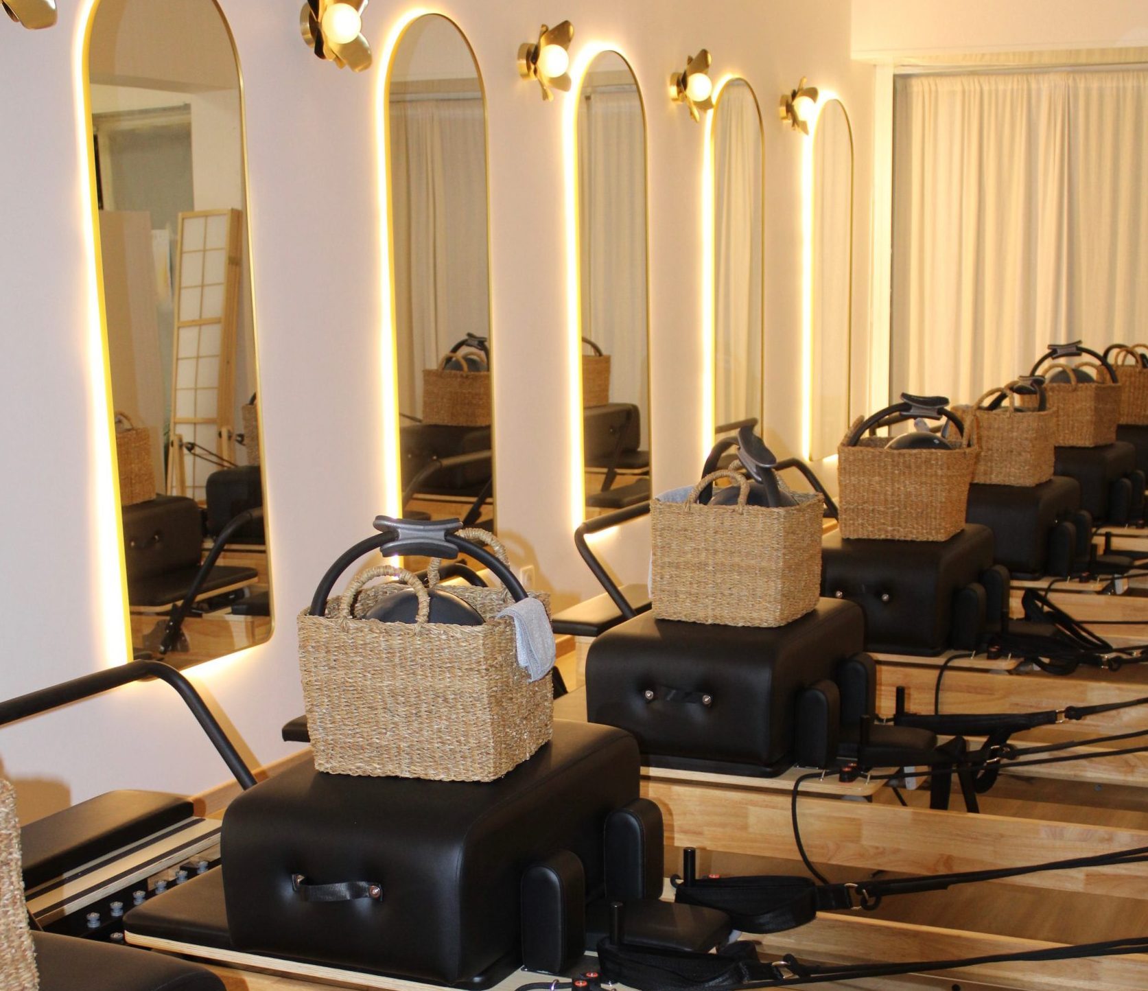 Salle Pilates Reformer Kai Studio Carry-le-Rouet, machines en bois et miroirs en arche