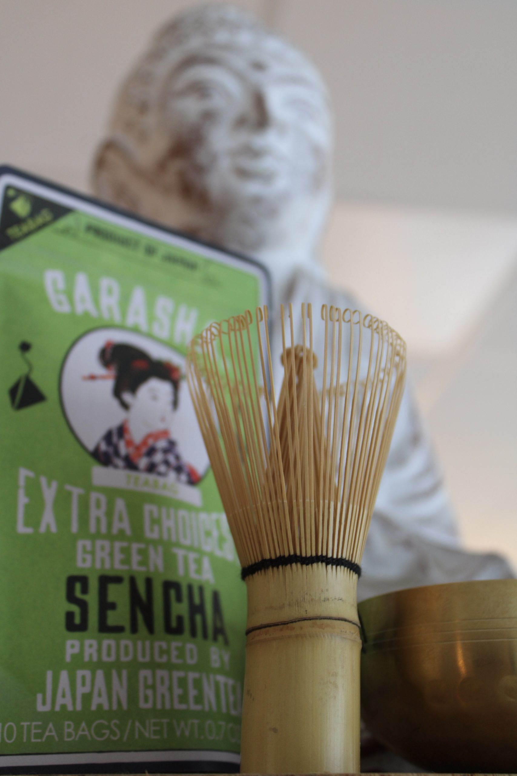 Thé vert japonais et fouet à matcha au coin tatamis du studio de Pilates Carry-le-Rouet